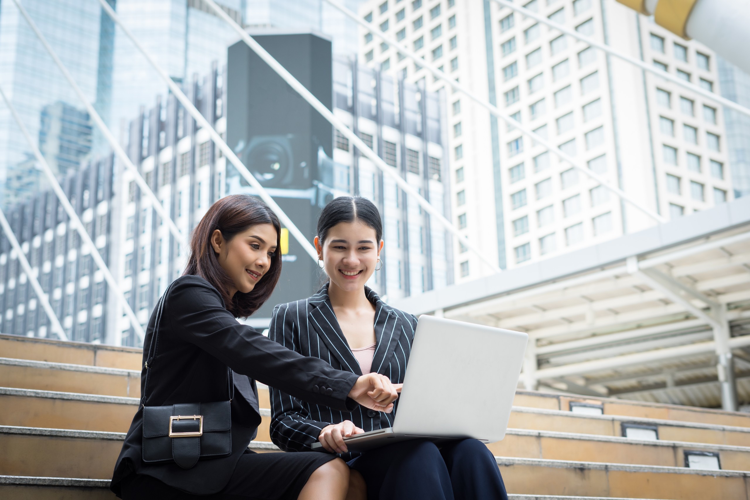 insider trading business-woman-talking-conversation-outdoor